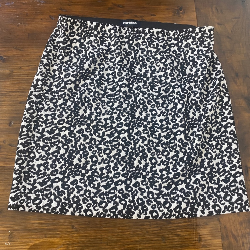 Women's Express Black‎ White leopard print Mini Skirt Medium SKU C114